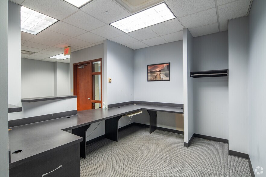 More Photos Of 610 S Maple Ave, Oak Park Office For Sale