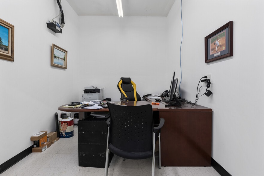 More Photos Of 11 Tracy Ln, Hudson Storefront For Sale