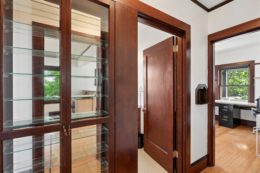 More Photos Of 2105 SE Ochoco St, Portland Office For Sale