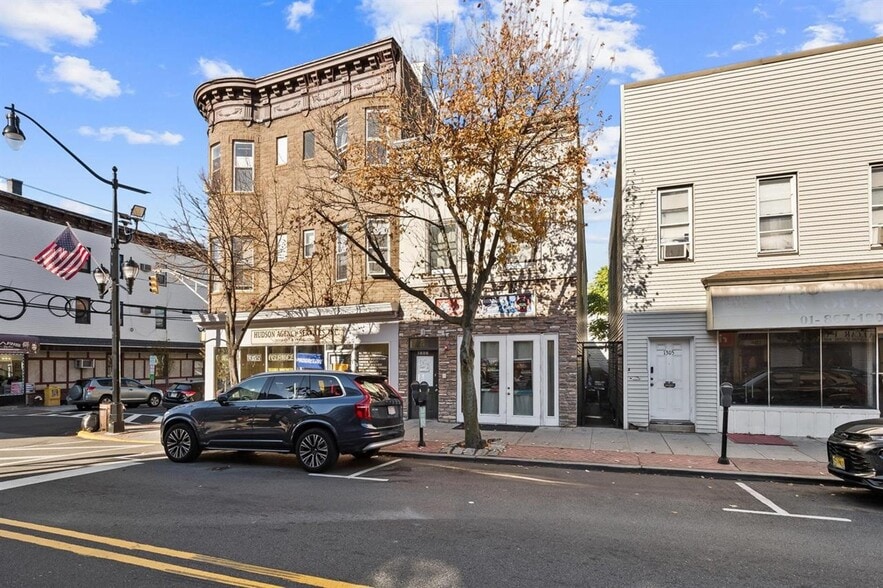 More Photos Of 1303 Summit Ave, Union City Storefront Retail Residential For Sale