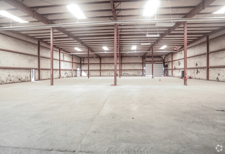 More Photos Of 908-918 E Franklin St, Hartford City Manufacturing For Lease