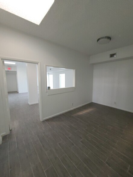 More Photos Of 2406 E Oakland Park Blvd, Fort Lauderdale Storefront Retail Office For Lease