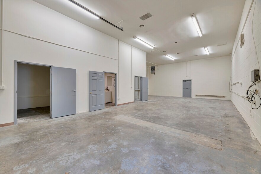 More Photos Of 2213 Ogletown Rd, Newark Warehouse For Lease