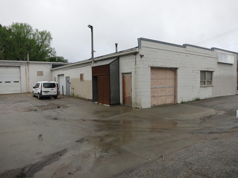More Photos Of 1221-1225 S Saddle Creek Rd, Omaha Freestanding For Lease