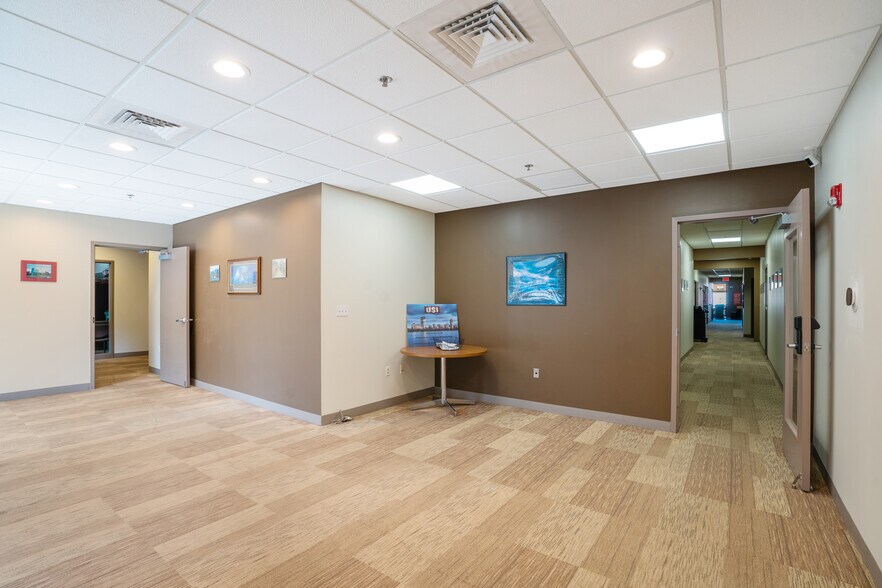 More Photos Of 6-10 Cook St, Billerica Light Manufacturing For Lease