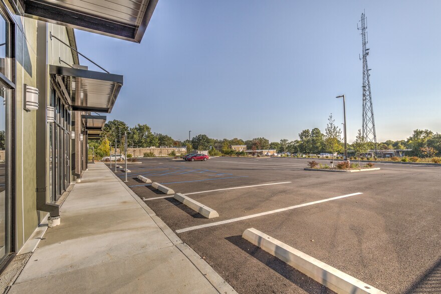 More Photos Of 1560 Veterans Memorial Pkwy, Saint Charles Unknown For Lease