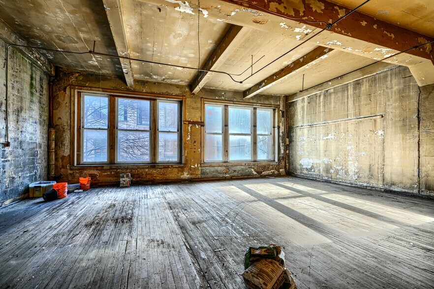 More Photos Of 414-416 E Baltimore St, Baltimore Bar For Sale