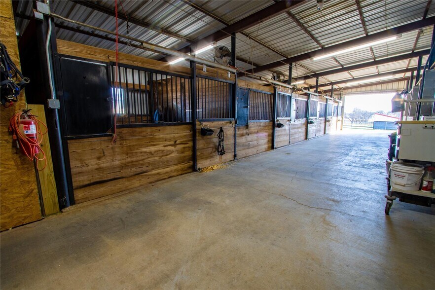 More Photos Of 7206 S FM 51, Boyd Veterinarian Kennel For Sale
