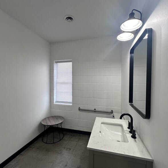 More Photos Of 710 Dawn St, Richmond Warehouse For Lease