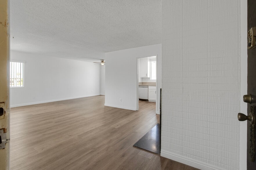 More Photos Of 11733 Mayfield Ave, Los Angeles Apartments For Sale