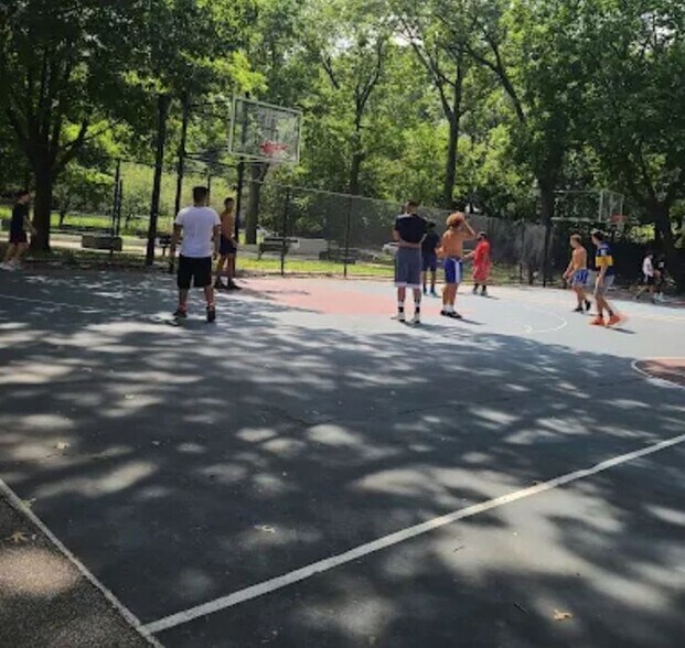 More Photos Of 11882 Metropolitan Ave, Kew Gardens Office For Sale