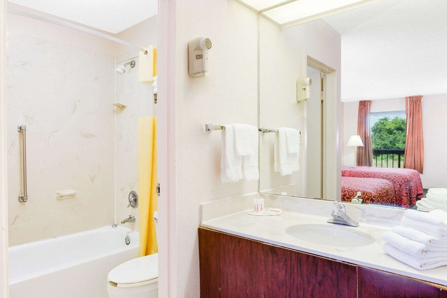 More Photos Of 2701 Highway 82 E, Greenville Hotel For Sale