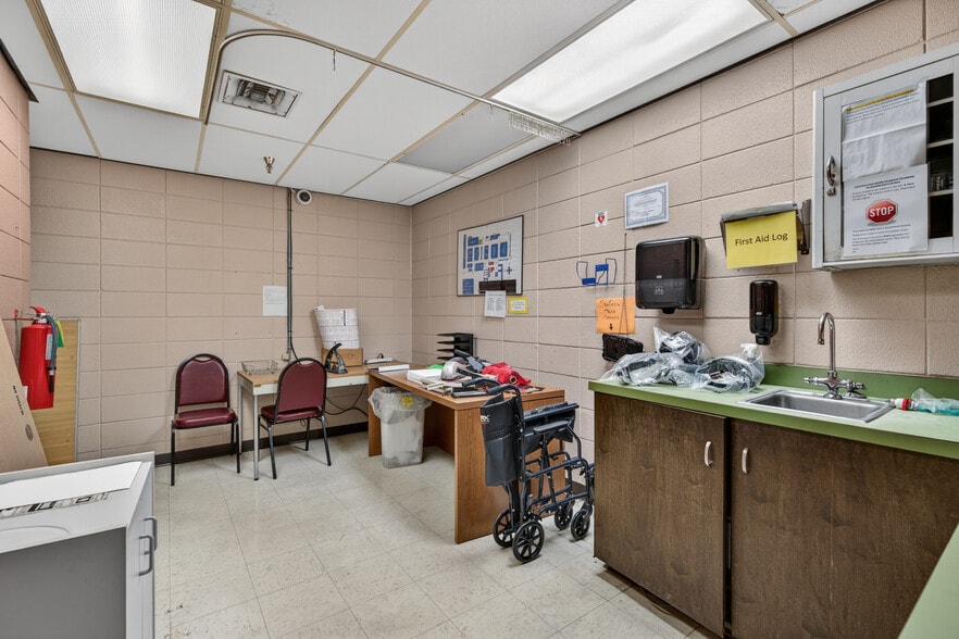More Photos Of 310 Pennington Dr, Paris Manufacturing For Sale