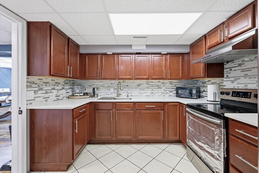 More Photos Of 7511 Leavenworth Rd, Kansas City Auto Repair For Sale