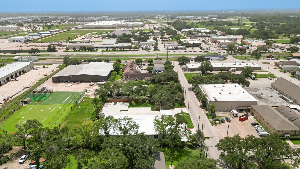 More Photos Of 910 East Ave, Katy Showroom For Sale