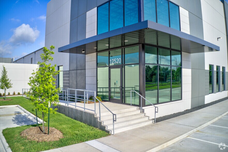 More Photos Of 12520 W Airport Blvd, Sugar Land Distribution For Lease