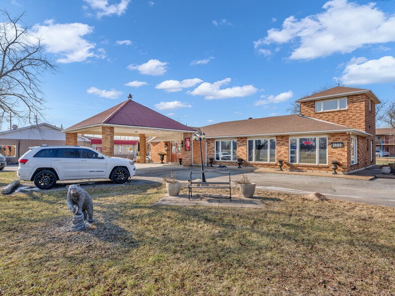 More Photos Of 2889 Howard Av, Windsor Hotel For Sale