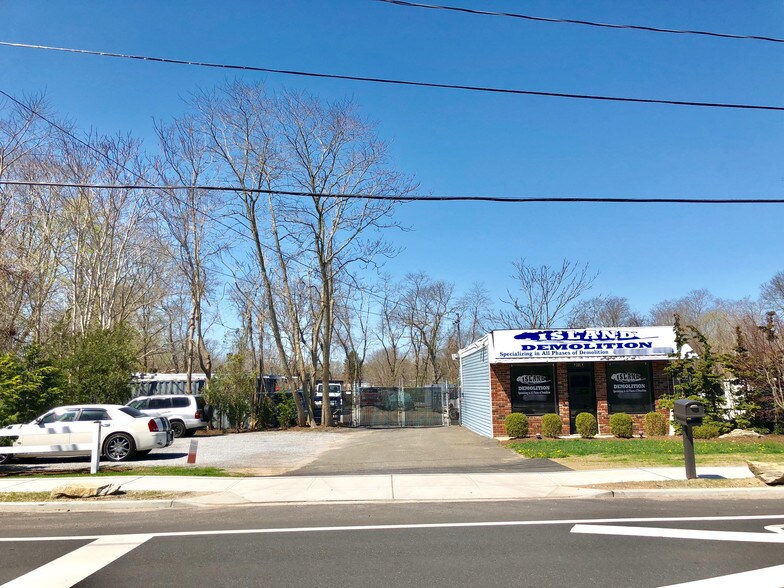 More Photos Of 96-122 Railroad Ave, Center Moriches Freestanding For Sale