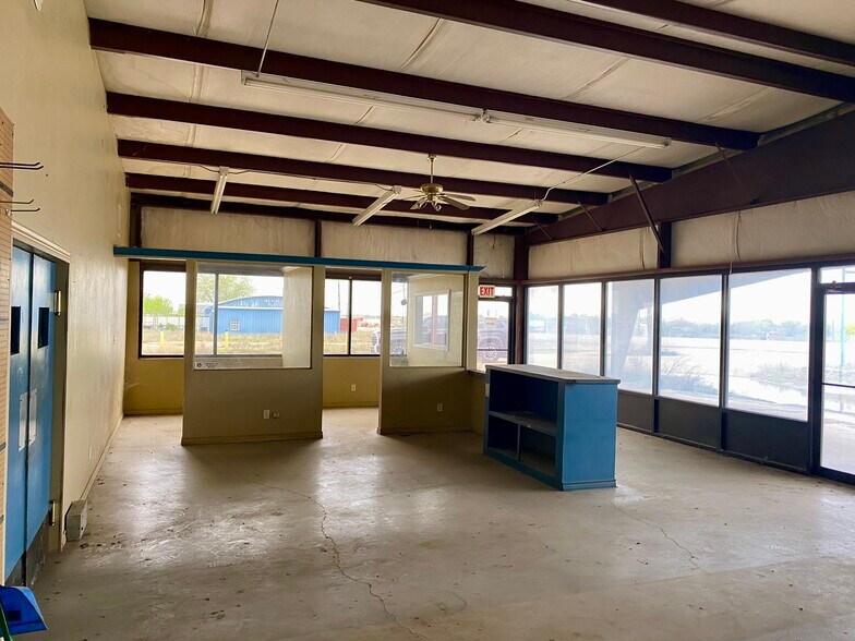 More Photos Of 902 S Main St, Jacksboro Warehouse For Sale
