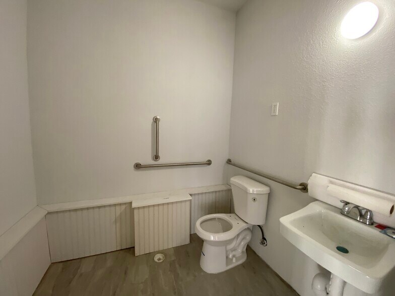 More Photos Of 817 Marshall St, Albert Lea Flex For Sale