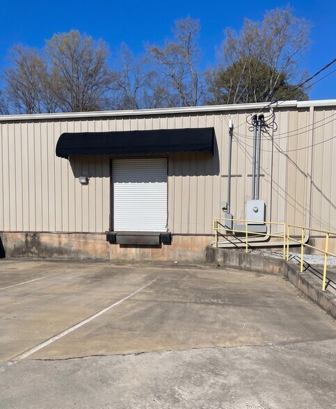 More Photos Of 31 Richards Rd NE, White Warehouse For Lease