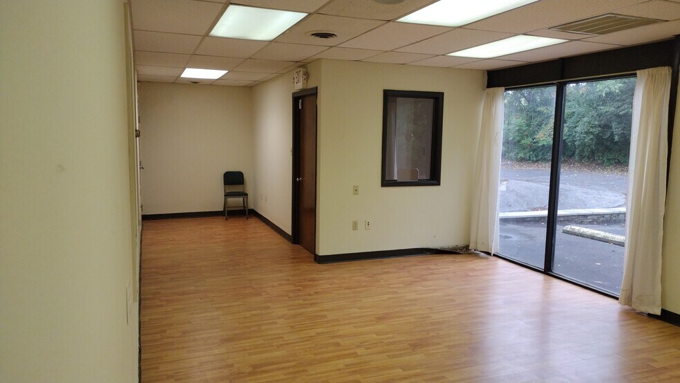 More Photos Of 160 Water St, Reading Flex For Lease