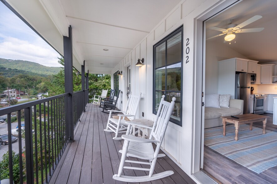 More Photos Of 118 Oak Crescent Cir, Clayton Hotel For Sale
