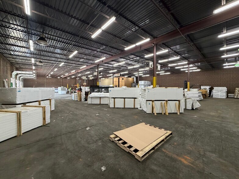 More Photos Of 4827 Rozzelles Ferry Rd, Charlotte Warehouse For Lease