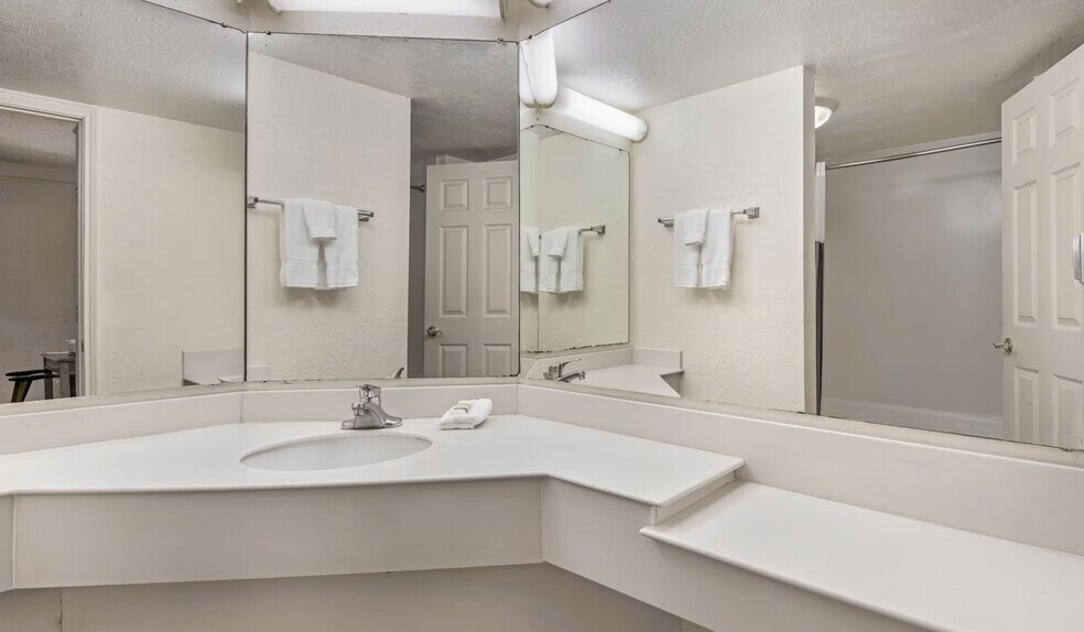 More Photos Of 6410 N Interstate 35, San Antonio Hotel For Sale