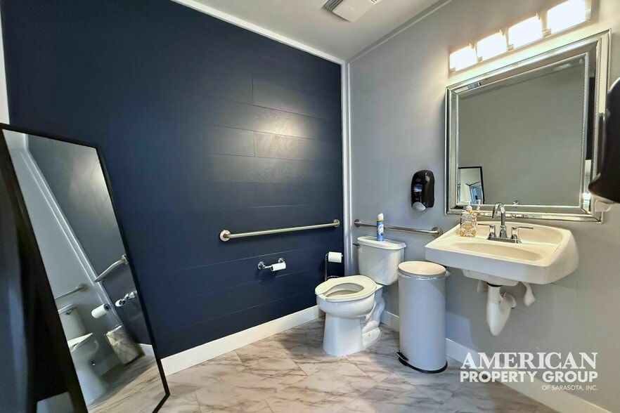 More Photos Of 2345 Bee Ridge Rd, Sarasota Storefront Retail Office For Sale