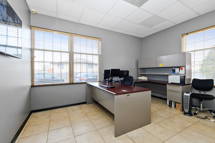 More Photos Of 15859 S Ridgeland Ave, Oak Forest Office For Sale