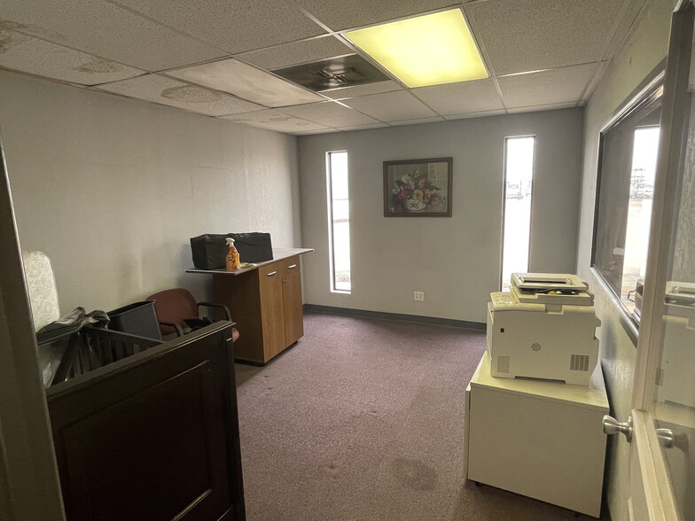 More Photos Of 715 W 81st St, Odessa Warehouse For Sale