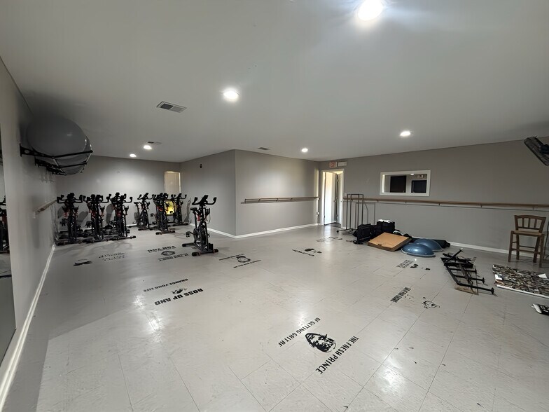 More Photos Of 1806 E 50th St, Texarkana Flex For Sale