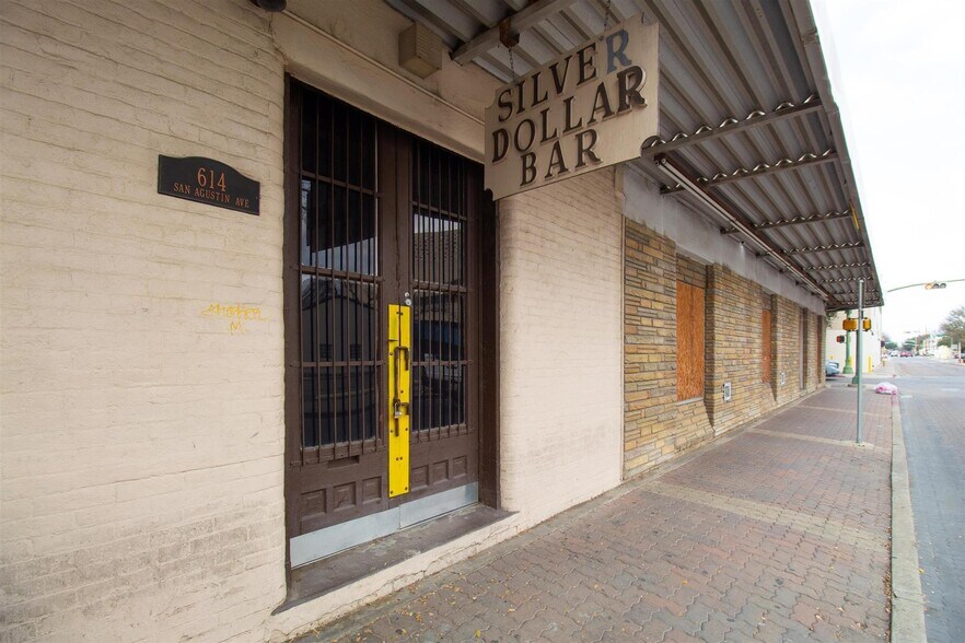 More Photos Of 620 San Agustin Ave, Laredo Storefront Retail Office For Sale