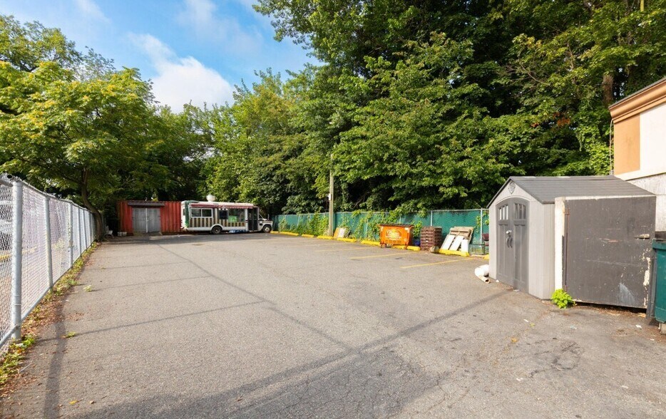 More Photos Of 1686 Forest Ave, Staten Island Freestanding For Sale