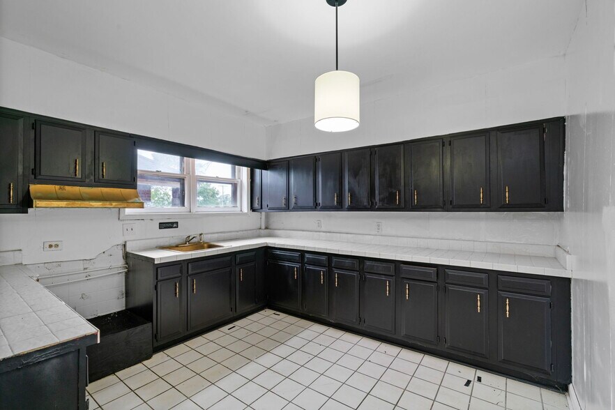 More Photos Of 4926 Marlboro Pike, Capitol Heights General Retail For Lease