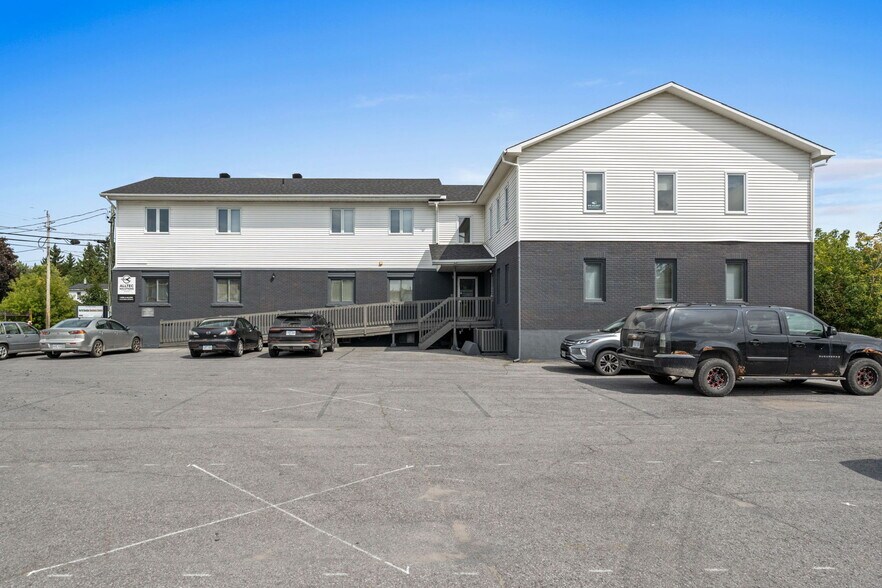 More Photos Of 457 Main St E, Winchester Medical For Sale