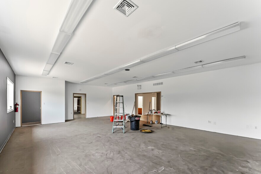 More Photos Of 935 Chestnut St, Gap Showroom For Sale