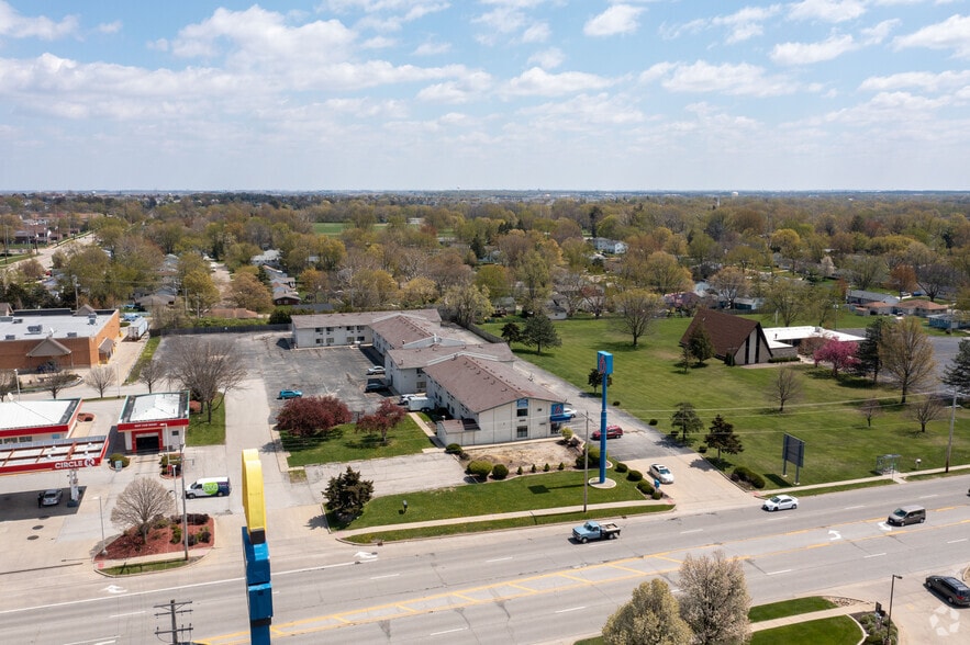 More Photos Of 1600 N Main St, Normal Hotel For Sale