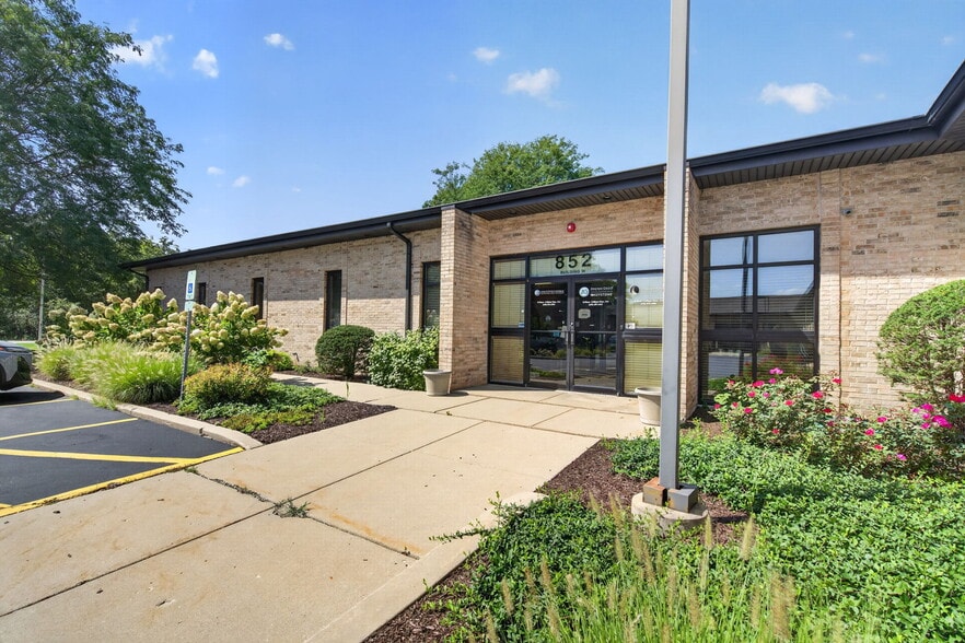 More Photos Of 852 W Bartlett Rd, Bartlett Office For Sale