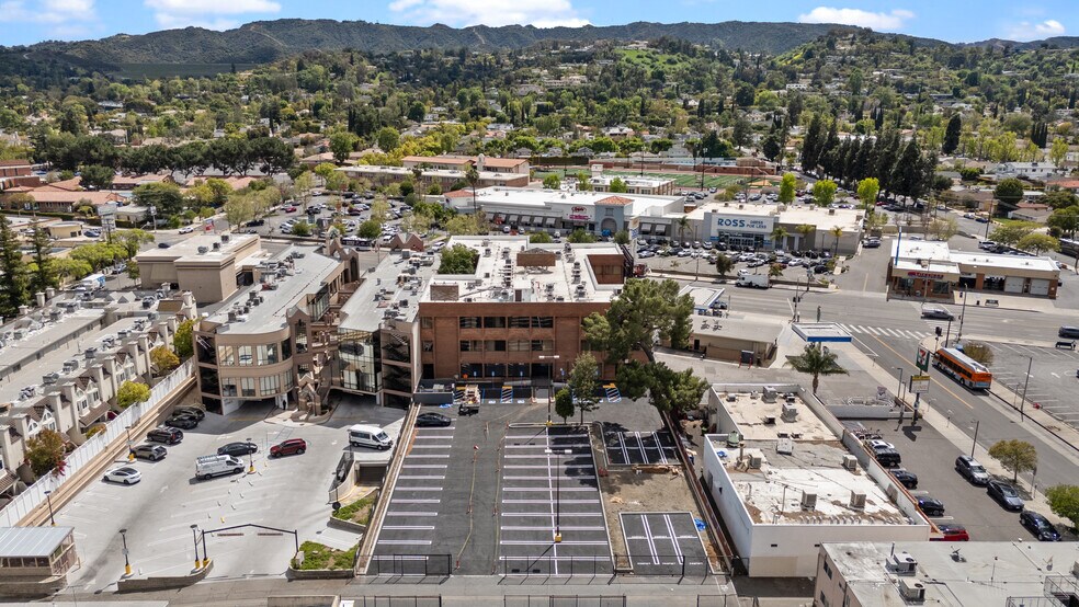 More Photos Of 17835 Ventura Blvd, Encino Office For Lease