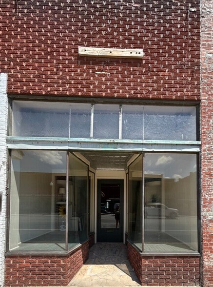 More Photos Of 1026 Military Ave, Baxter Springs Storefront For Sale