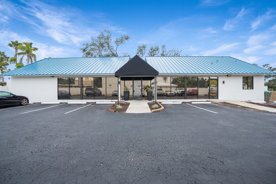 More Photos Of 2501 S Tamiami Trl, Sarasota Office For Lease