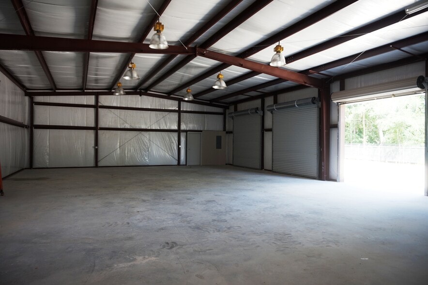 More Photos Of 18688 Summer Hills Blvd, Porter Light Manufacturing For Lease