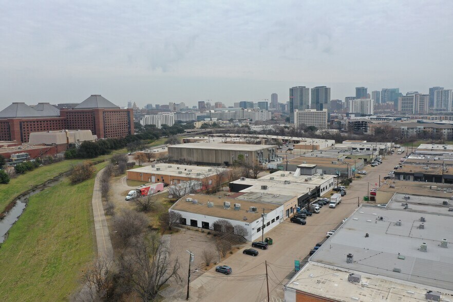 More Photos Of 2124 Farrington St, Dallas Light Manufacturing For Lease