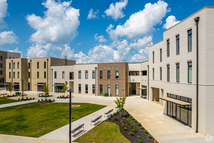 More Photos Of 5100 W Park Dr, Rogers Unknown For Lease