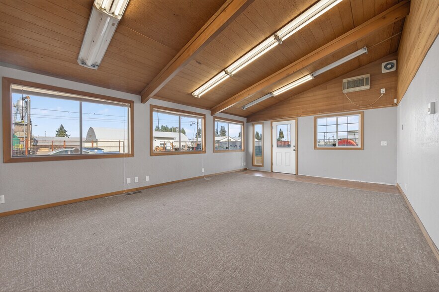 More Photos Of 2150 Cross St, Eugene Service For Lease