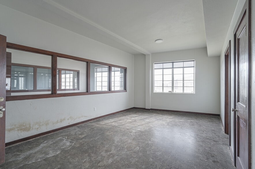 More Photos Of 1701 NW 5th St, Oklahoma City Warehouse For Sale