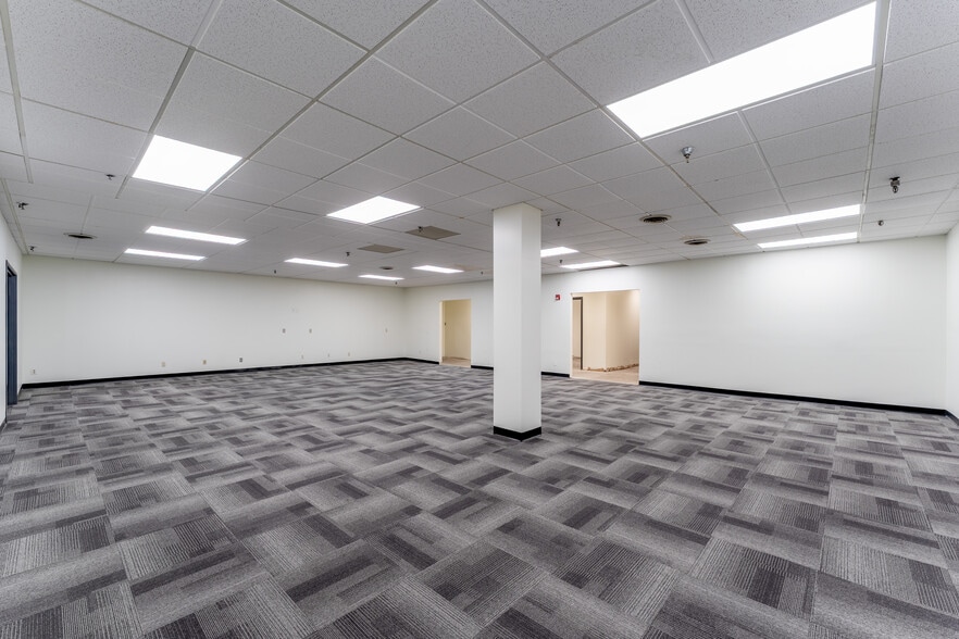 More Photos Of 4404 S Beltwood Pky, Dallas Warehouse For Lease