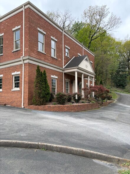 More Photos Of 823 Chickamauga Ave, Rossville Office For Lease